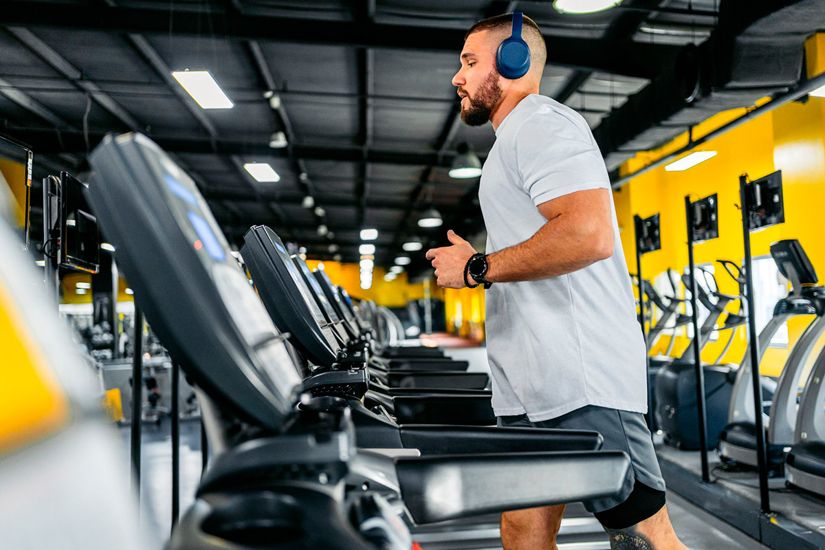 hombre haciendo cardio antes de las pesas