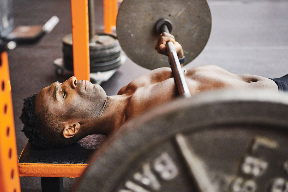 hombre haciendo press de pecho