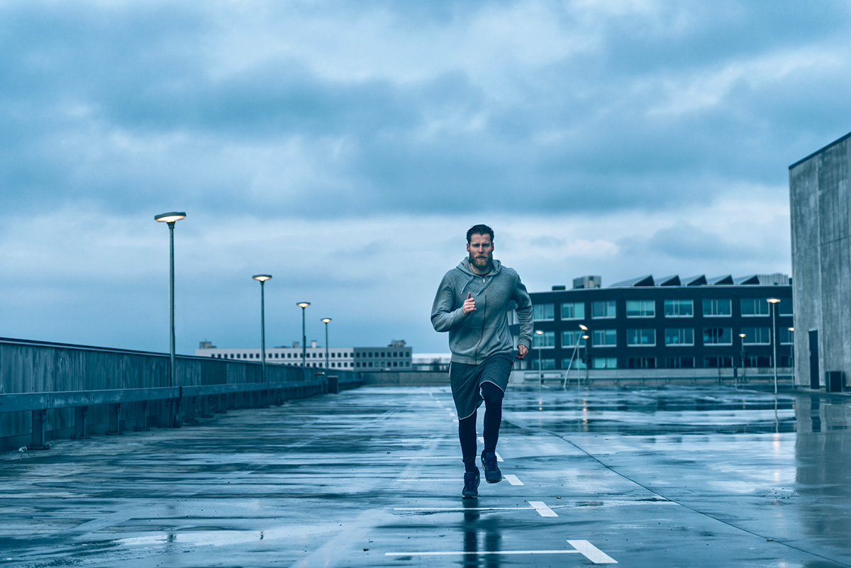 hombre corriendo, haciendo sesión de intervalos para mejorar el vo2 max
