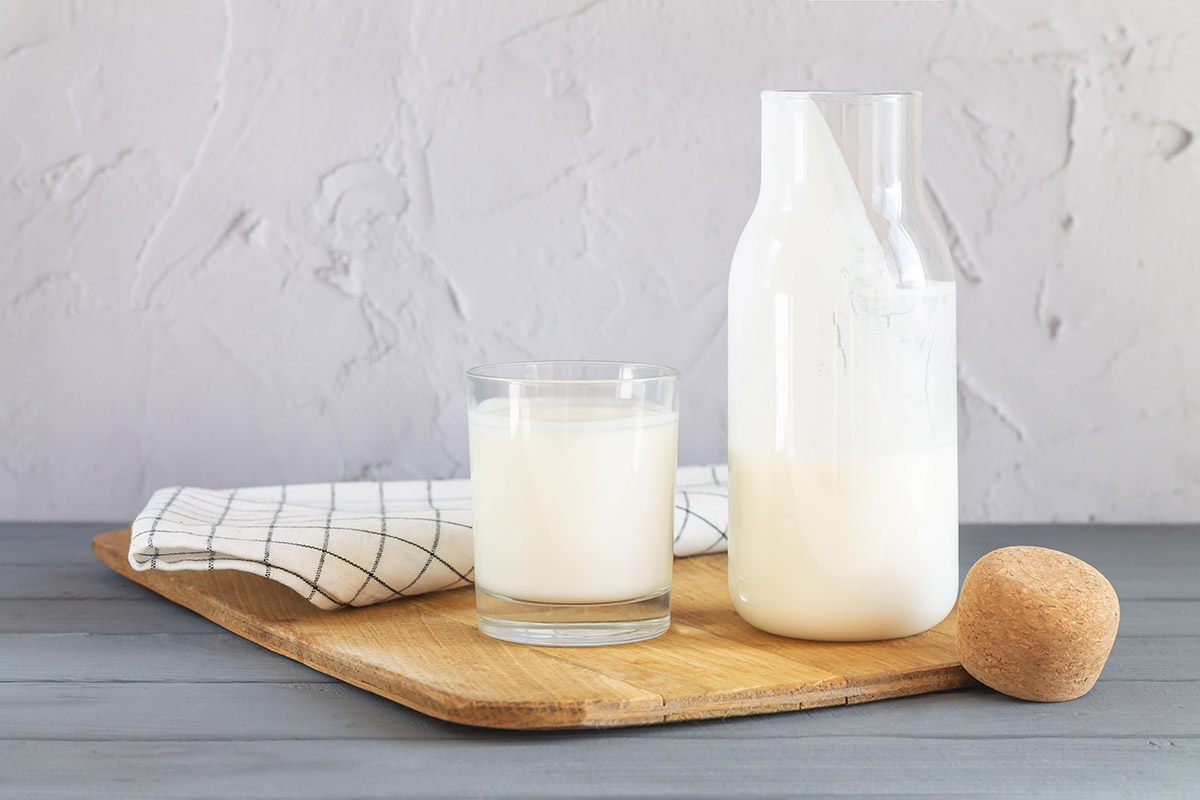 botella y vaso de leche