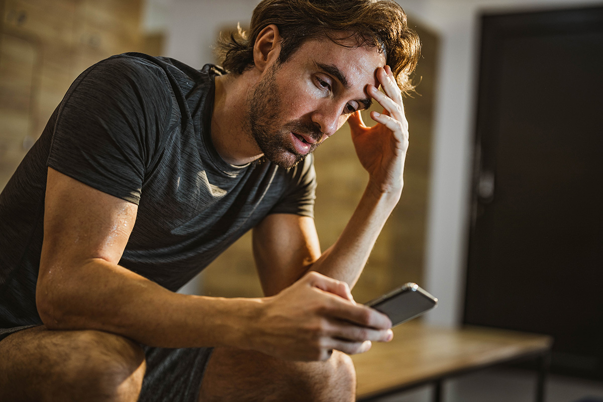 hombre viendo métricas de salud en su celular