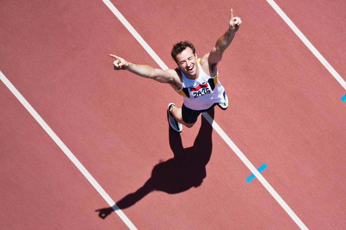hombre en una pista de atletismo celebrando