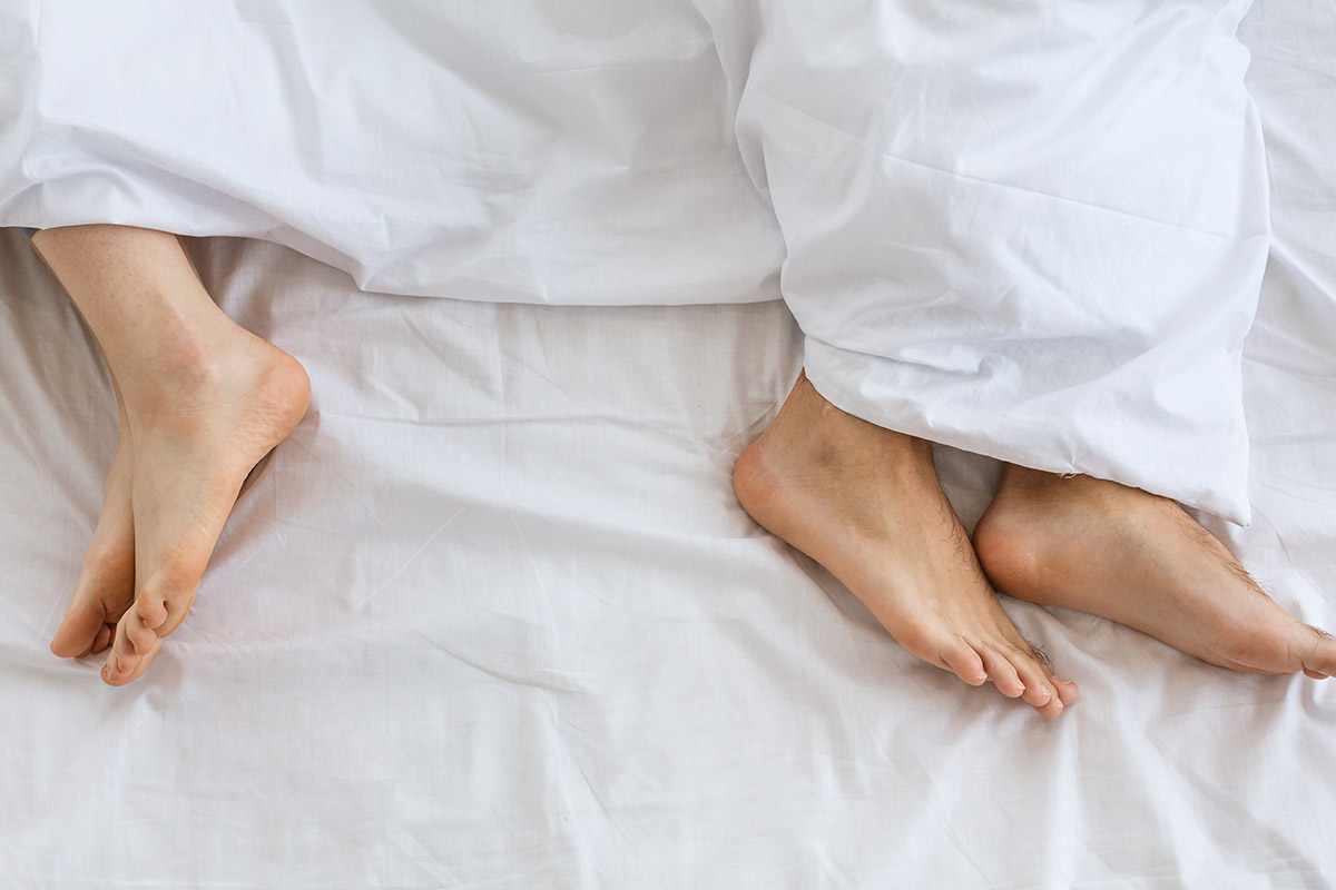 hombre y mujer con problemas en la cama