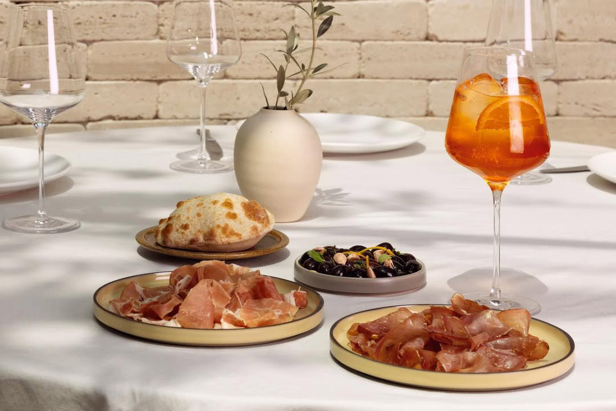 mesa preparada en restaurante cortile