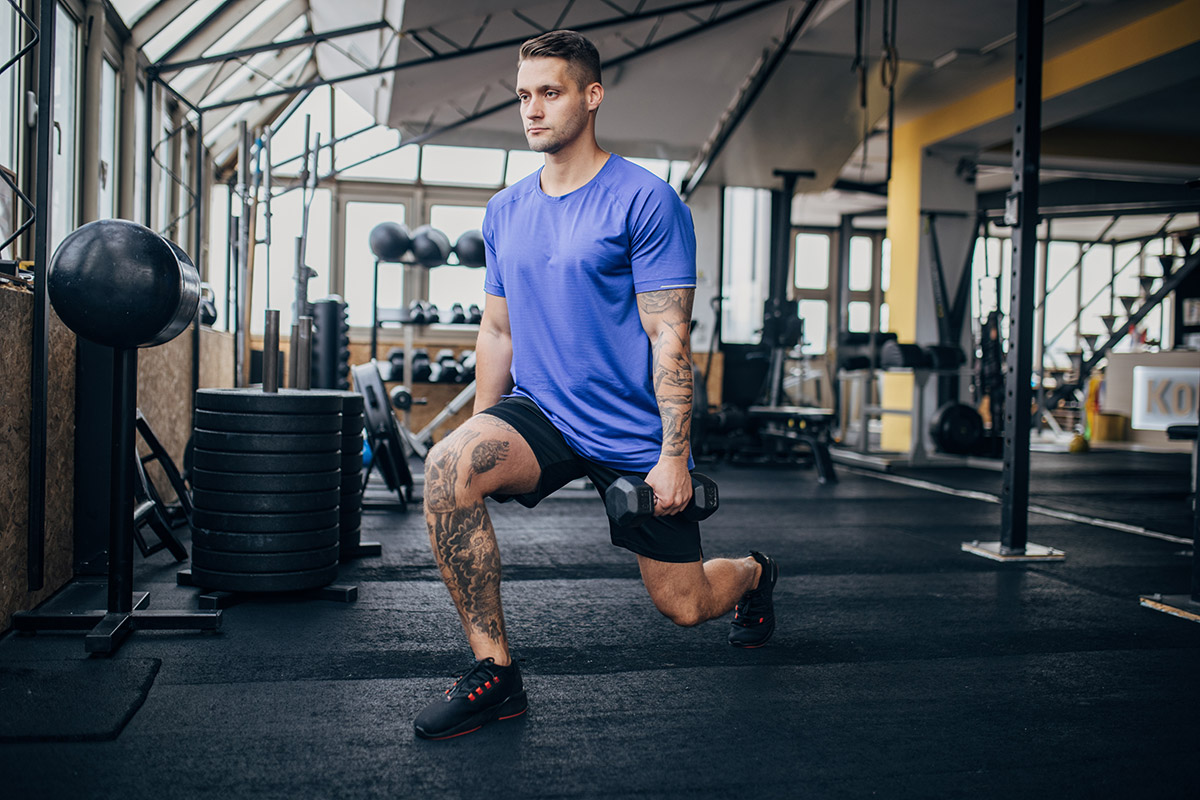 hombre entrenando pesas en el gimnasio