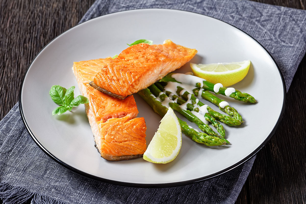 plato de salmón con espárragos