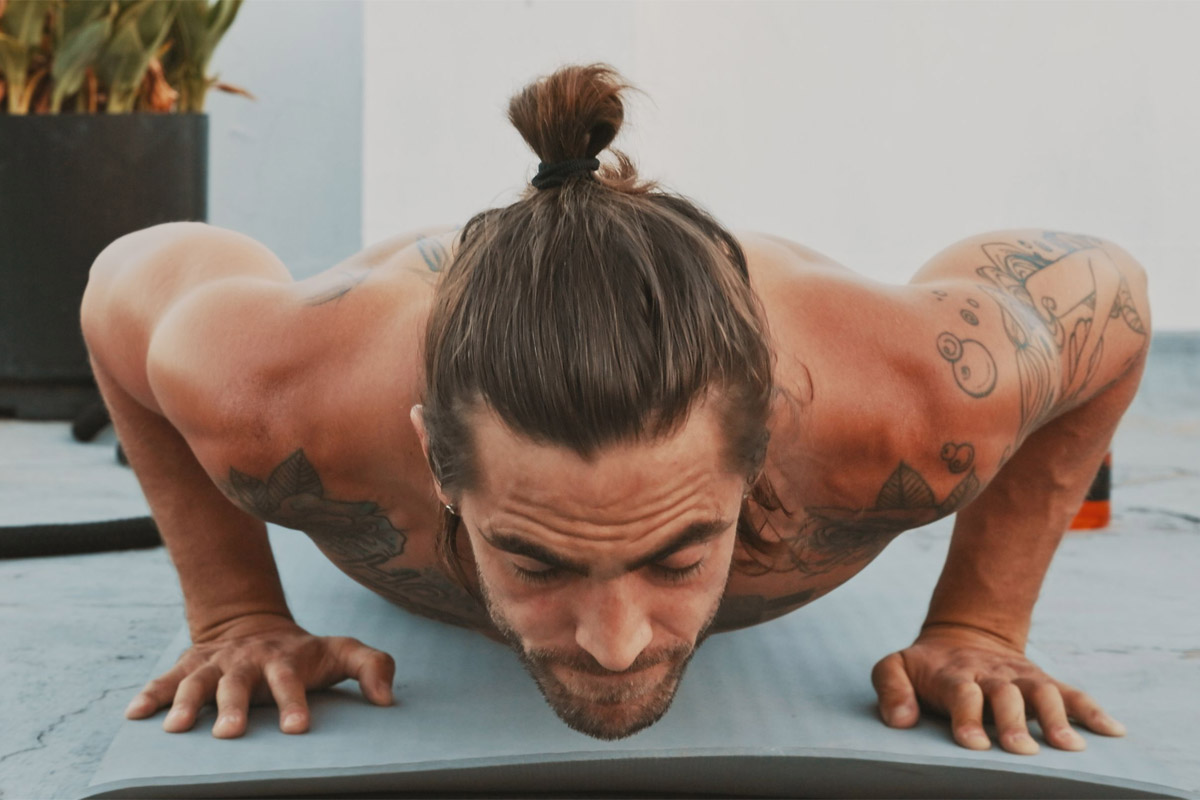 hombre haciendo burpees