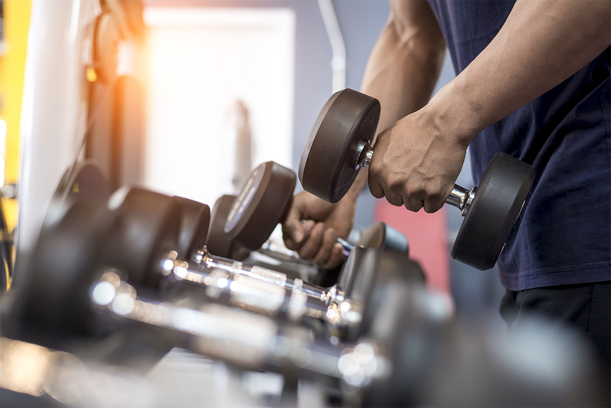 hombre haciendo pesas en el gimnasio