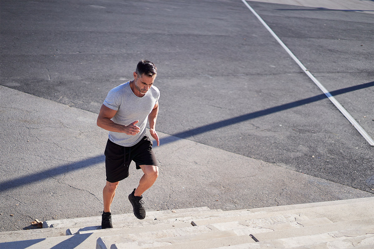 hombre subiendo escaleras corriendo