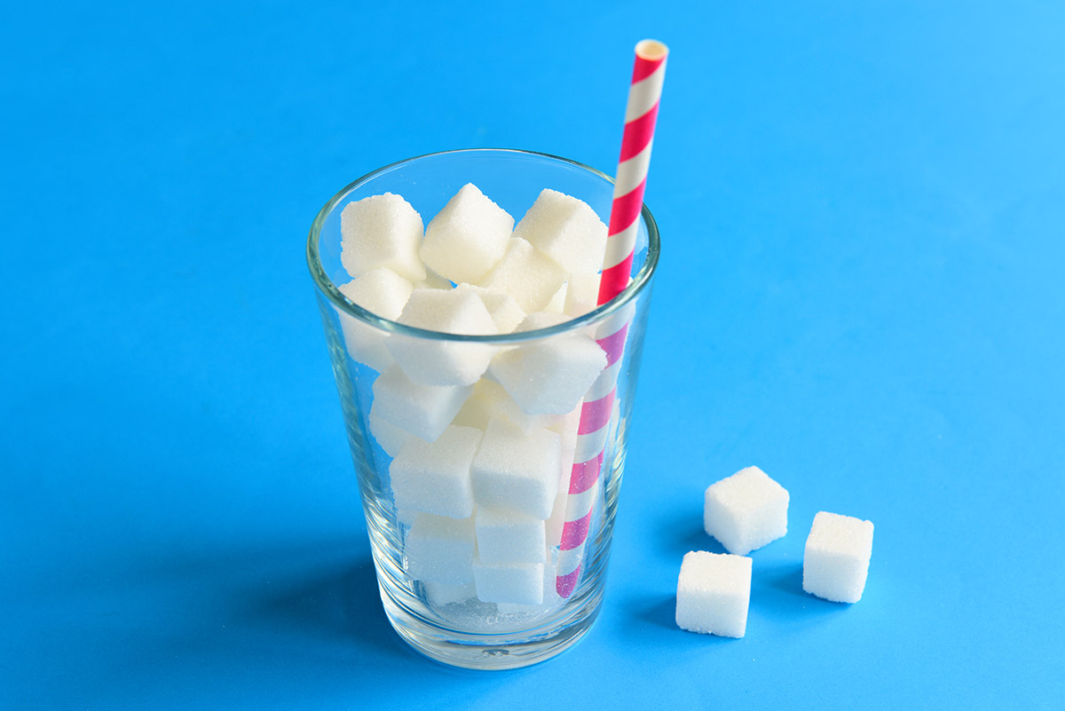 vaso lleno de terrones de azúcar