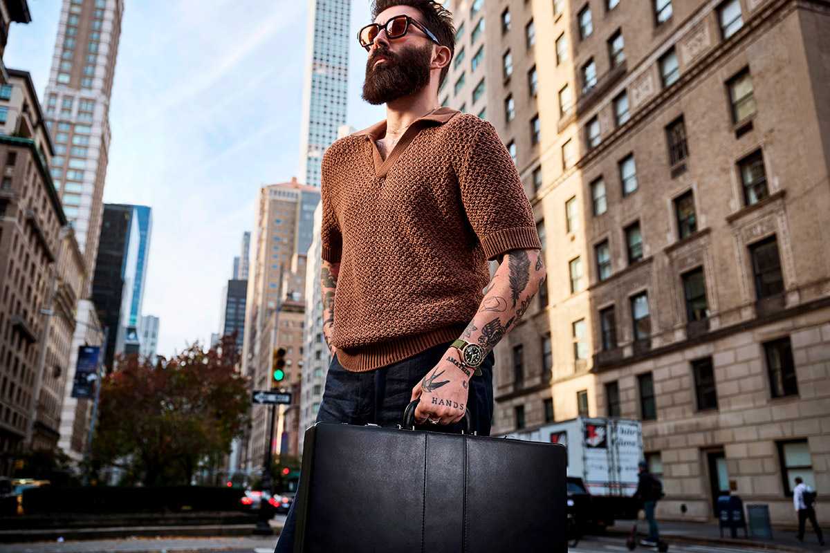 hombre utilizando un reloj bulova