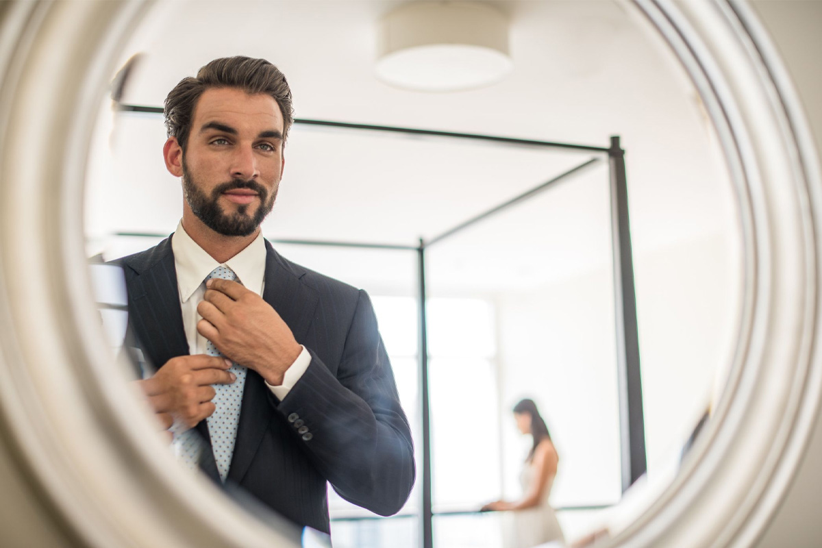 hombre viéndose al espejo