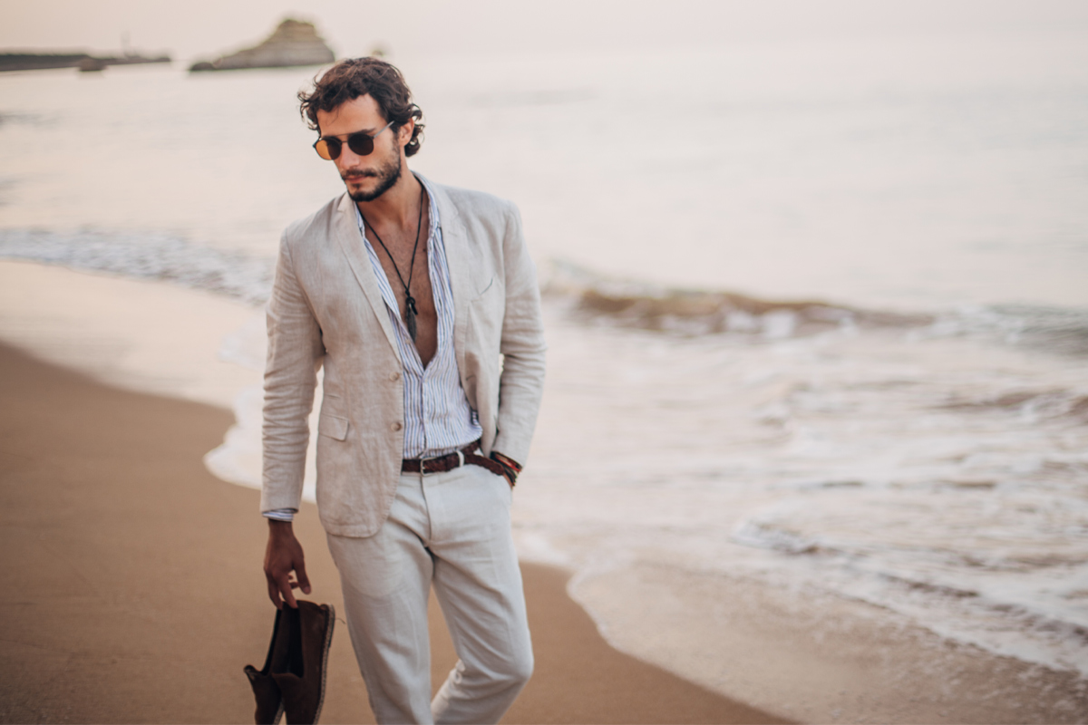 hombre paseando en la playa