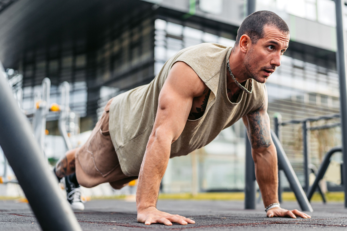 hombre haciendo lagartijas