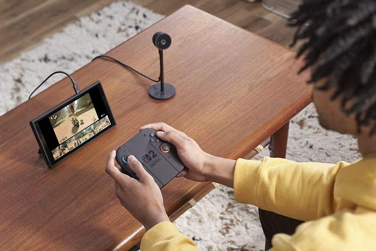 hombre jugando en la nueva consola nintendo switch 2