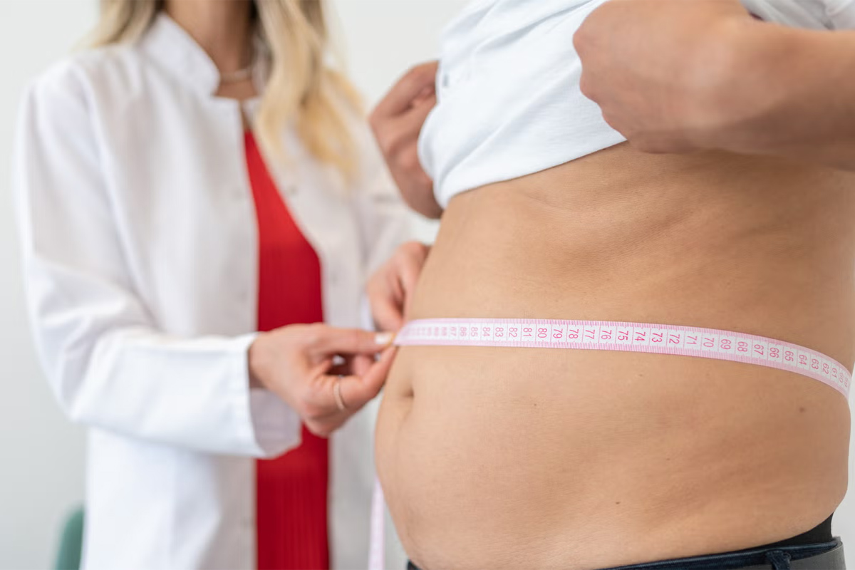 hombre midiéndose la cintura