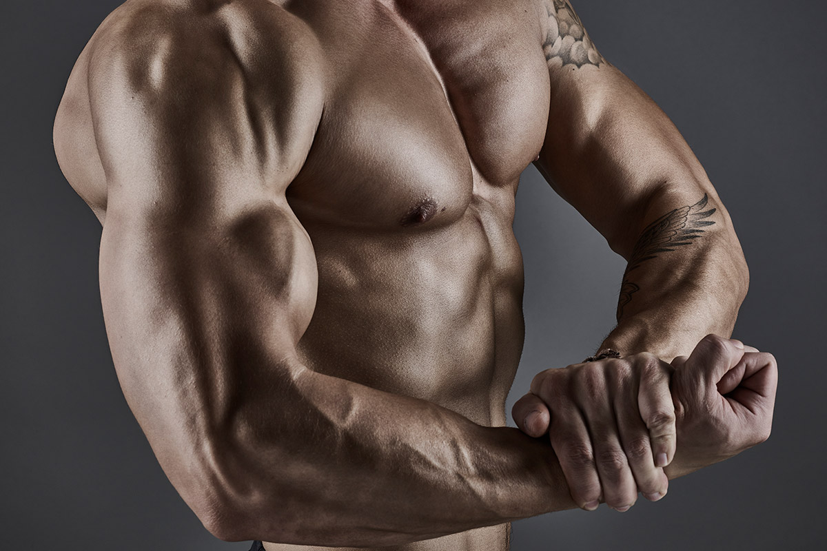 hombre mostrando fortaleza de brazos