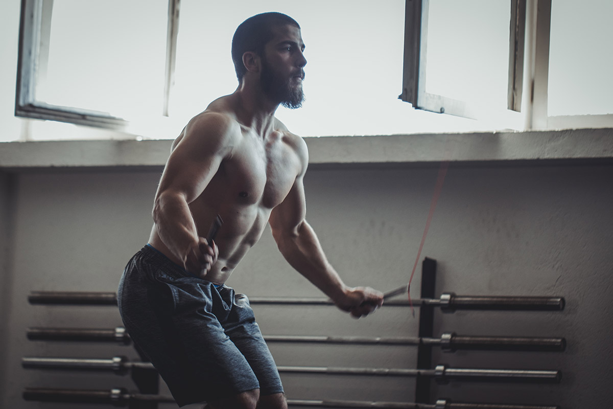 hombre saltando la cuerda en el gimnasio