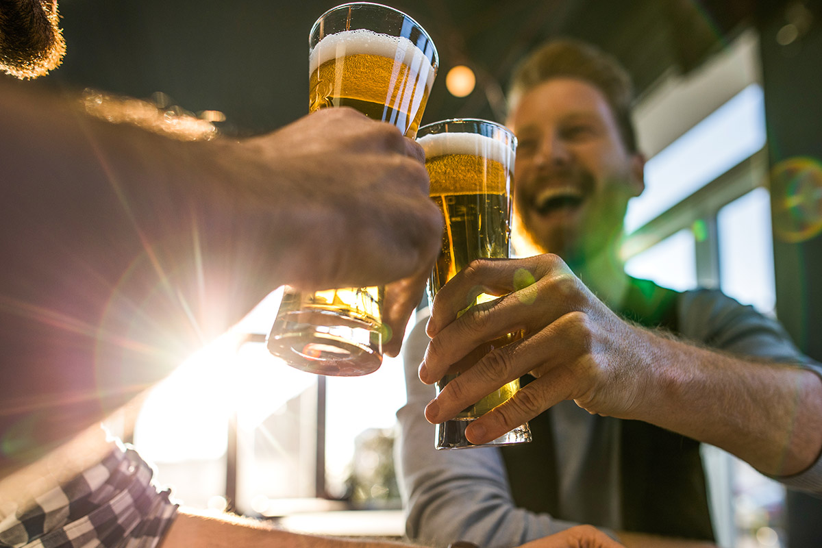 hombres brindando con cerveza