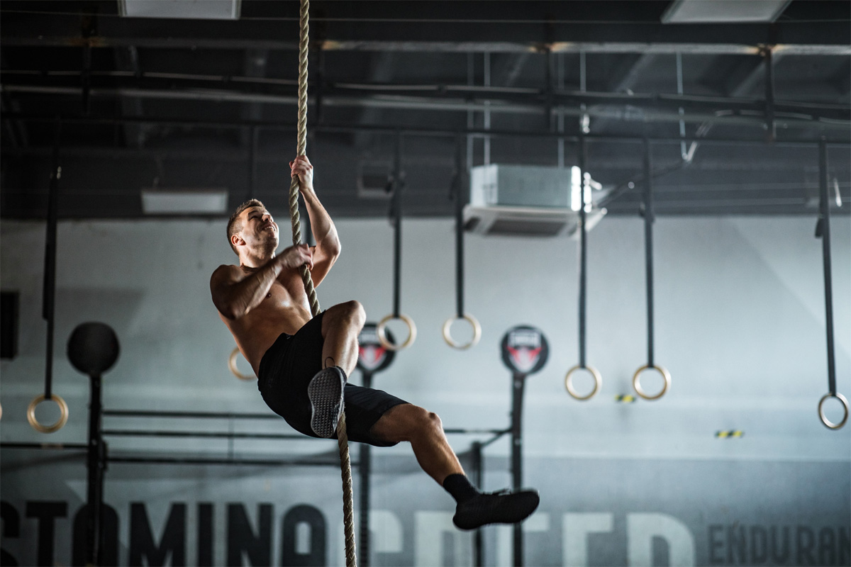 hombre trepando la cuerda