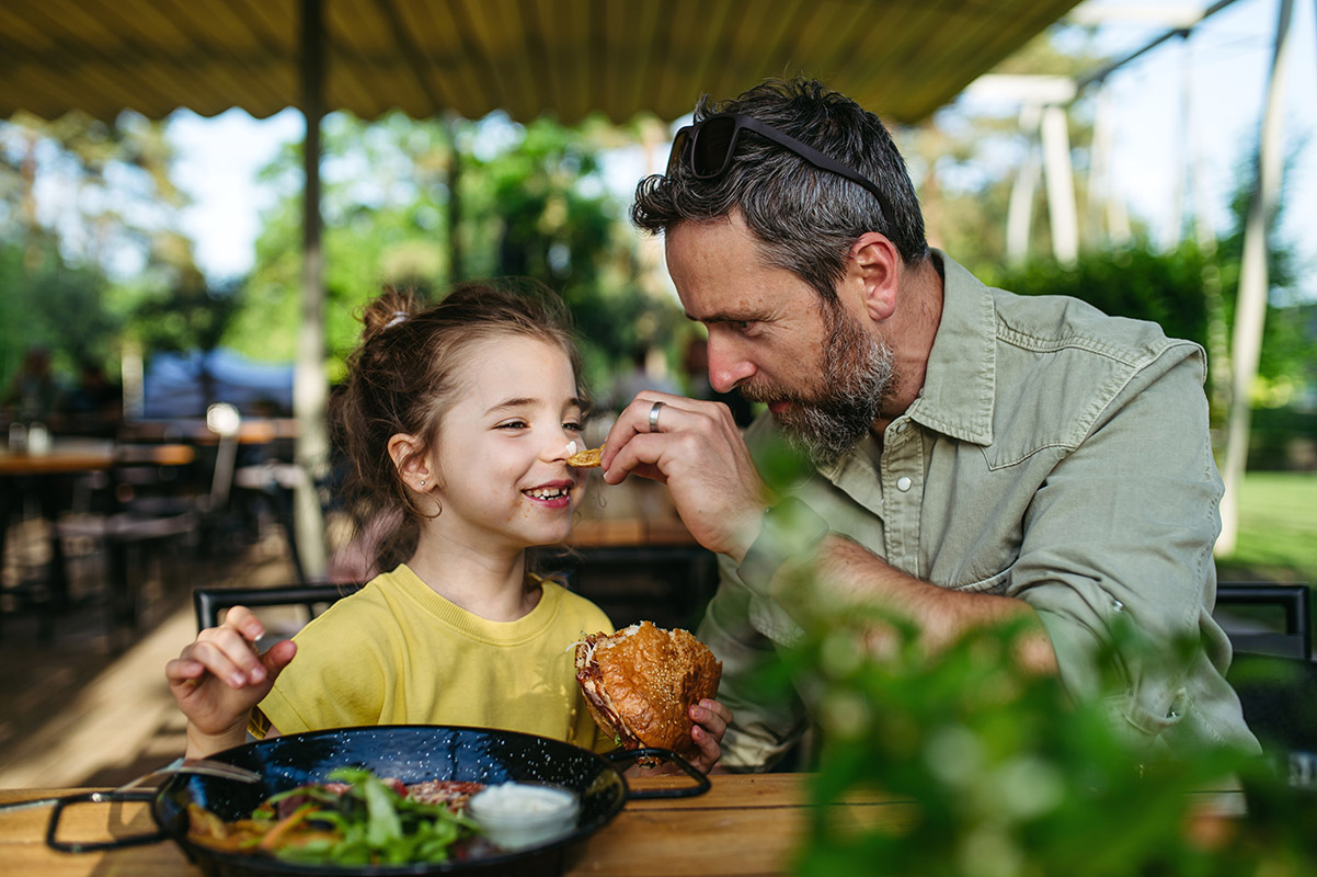 hombre y niña celebrando el día del padre