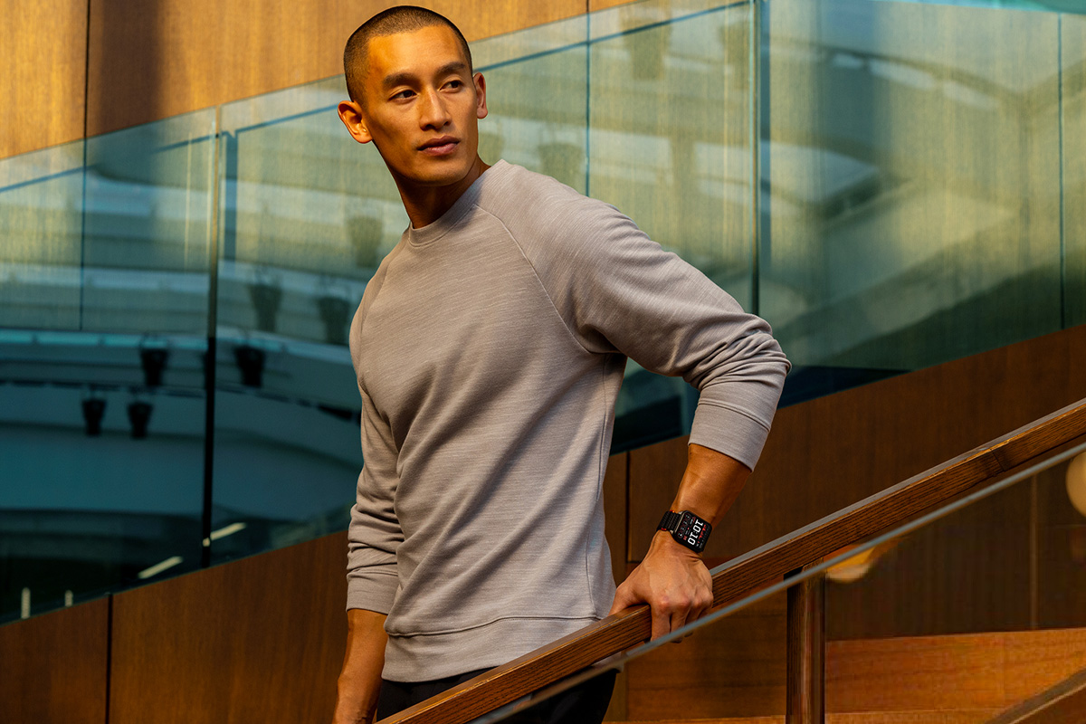 hombre usando el nuevo garmin venu x1