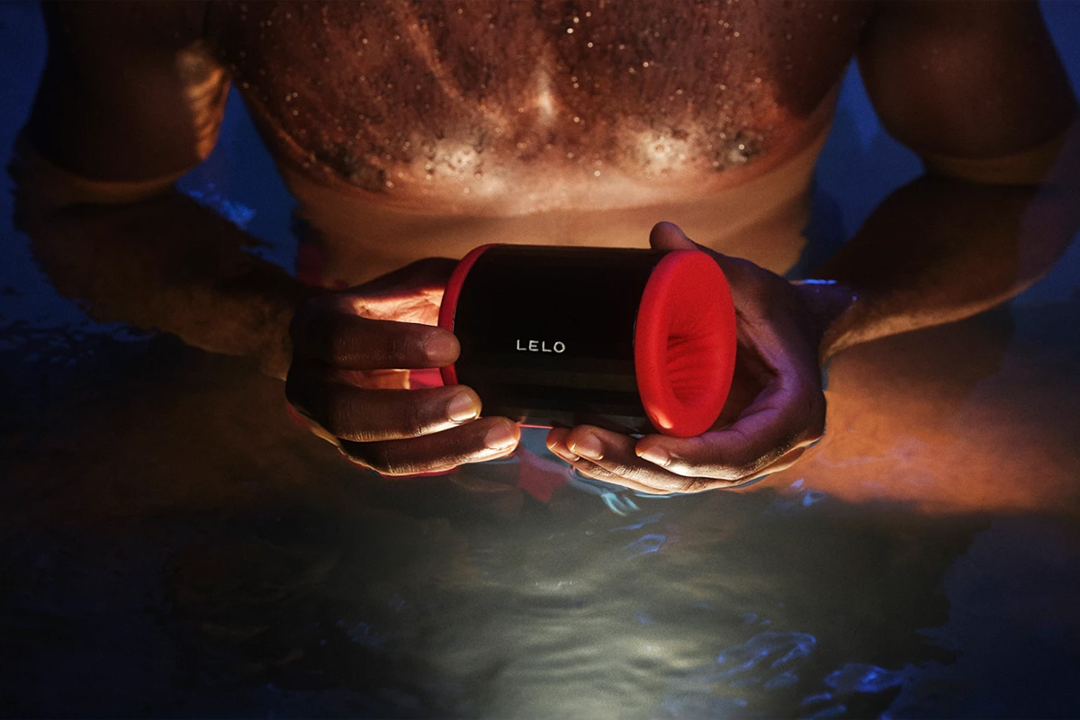 hombre sosteniendo nuevo lelo fs2