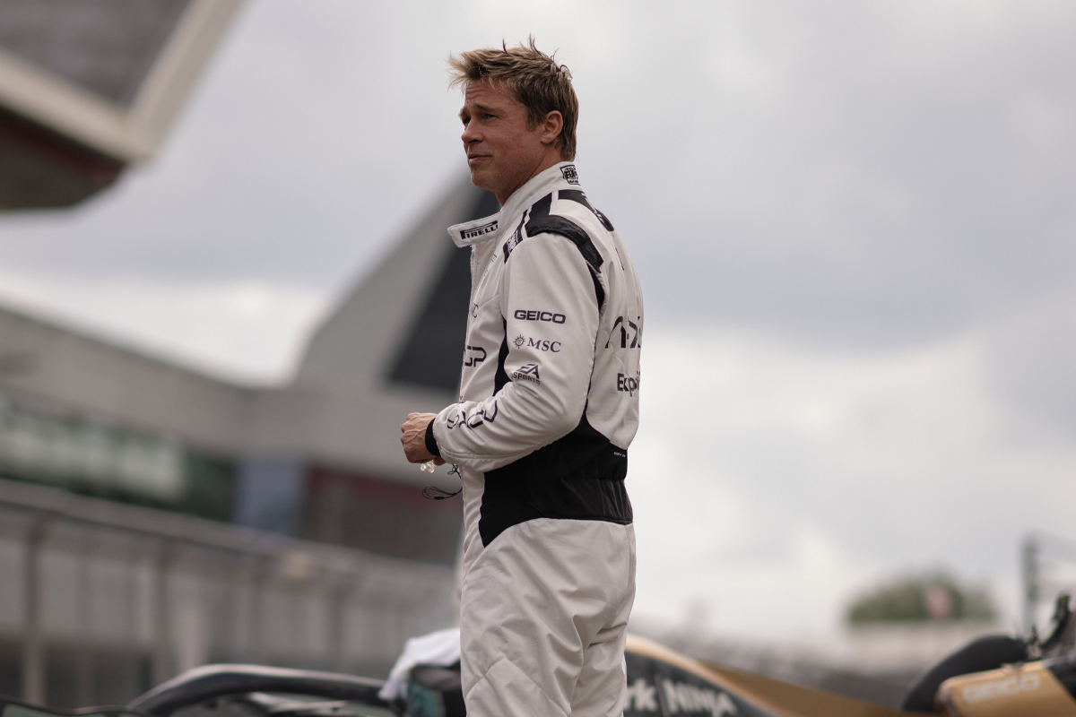 escena de f1 movie con brad pitt