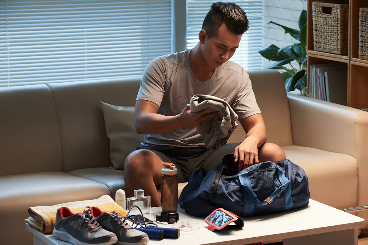 hombre armando su mochila de emergencia