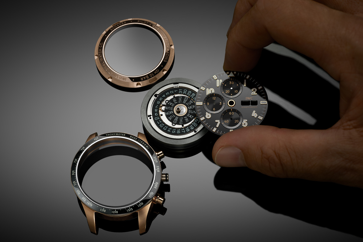 hombre armando un reloj iwc