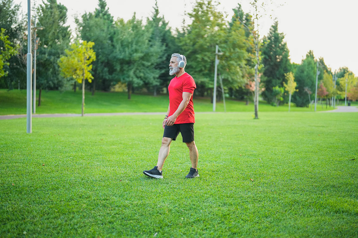 hombre caminando Caminata Fartlek 5-2-4