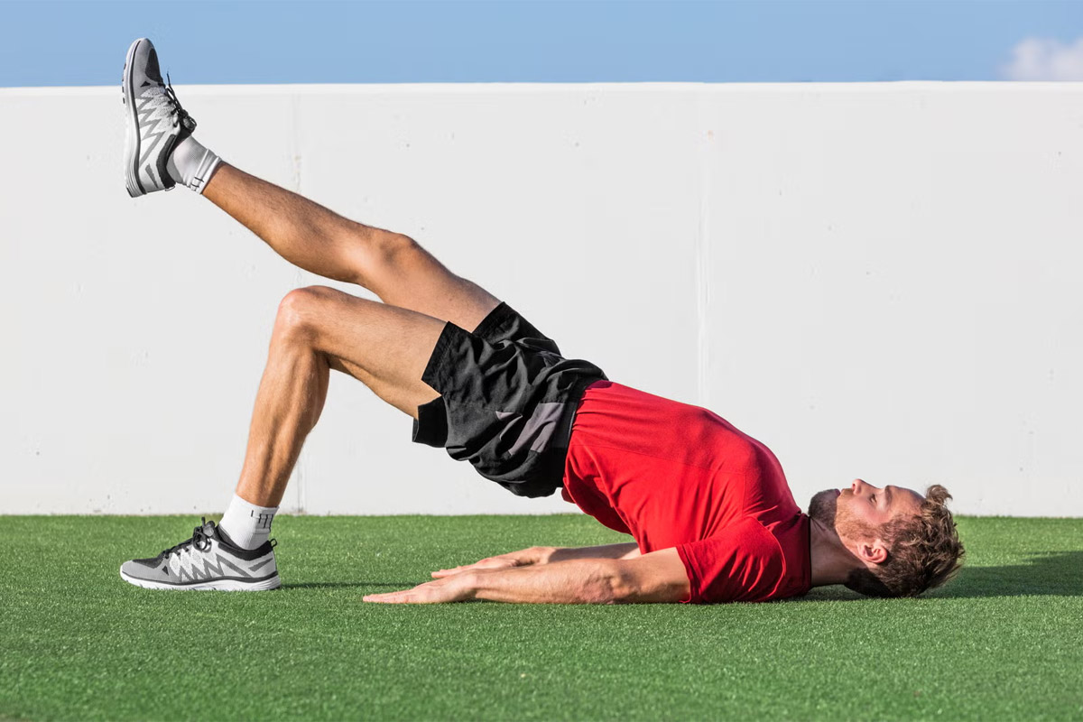 hombre haciendo puente para glúteos