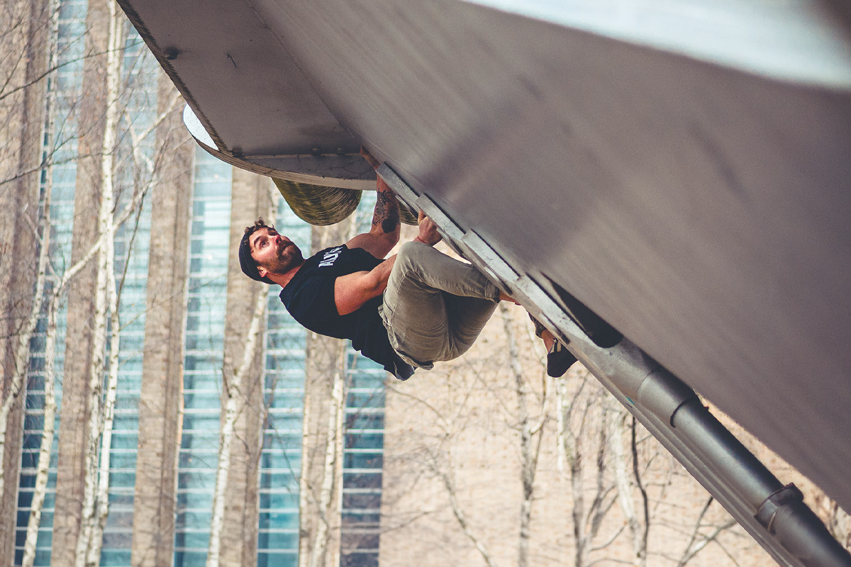 hombre practicando buildering