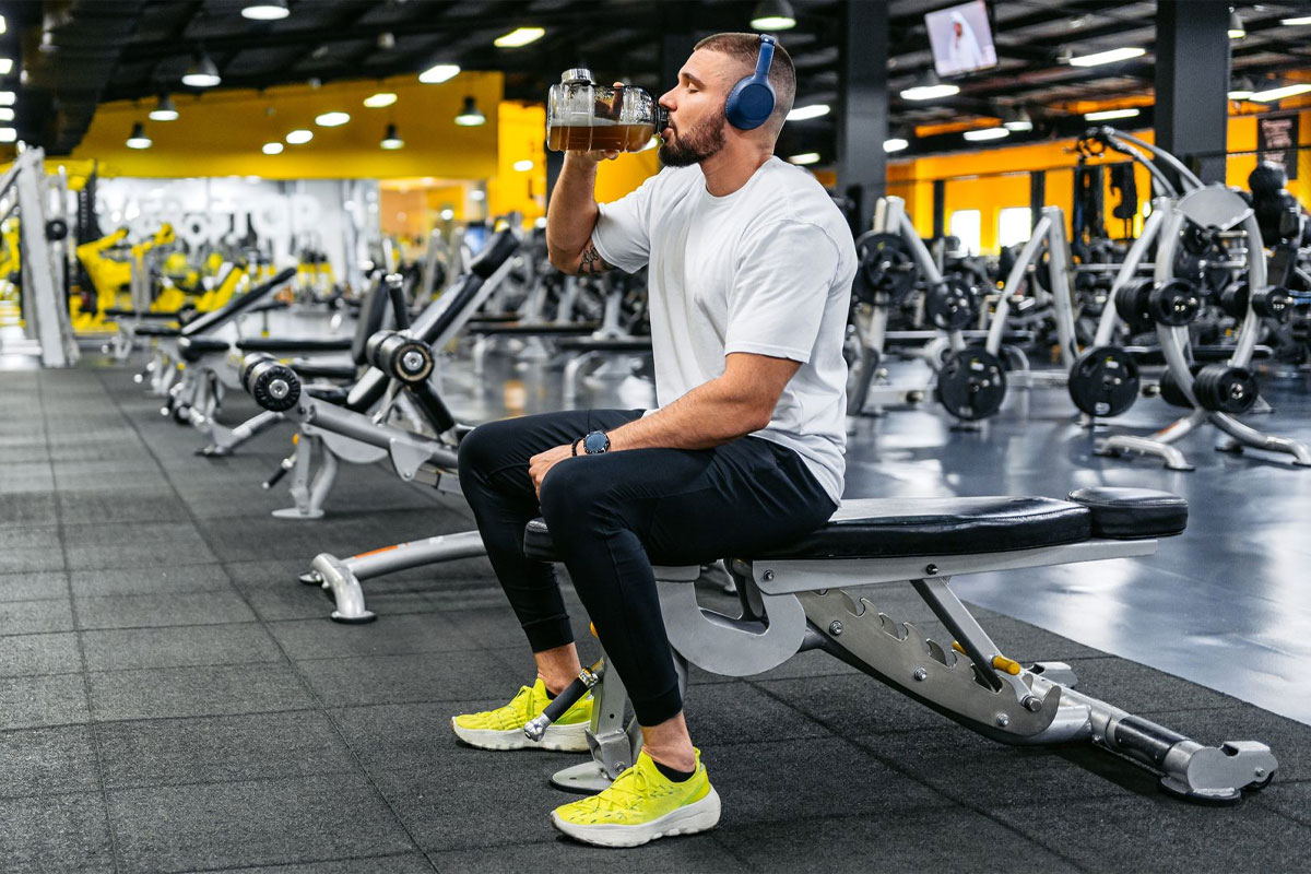 hombre tomando cafeína en el gimnasio