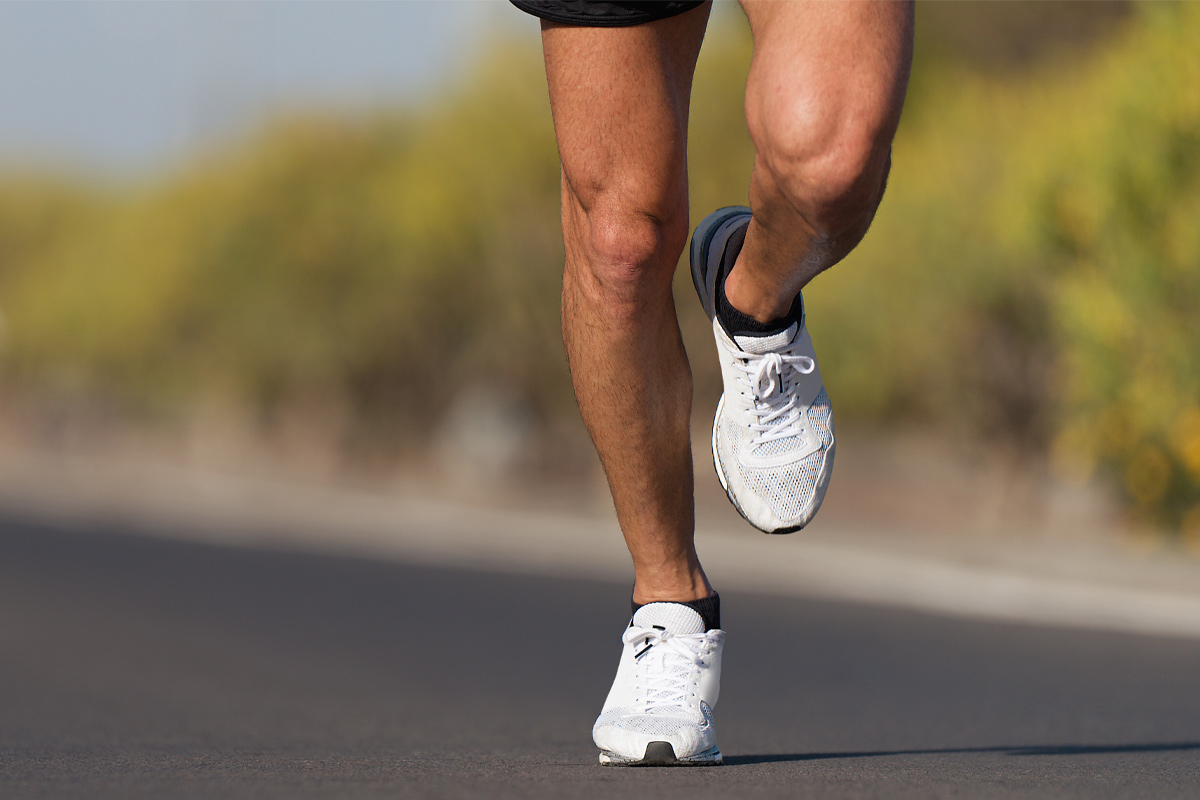 hombre corriendo al aire libre