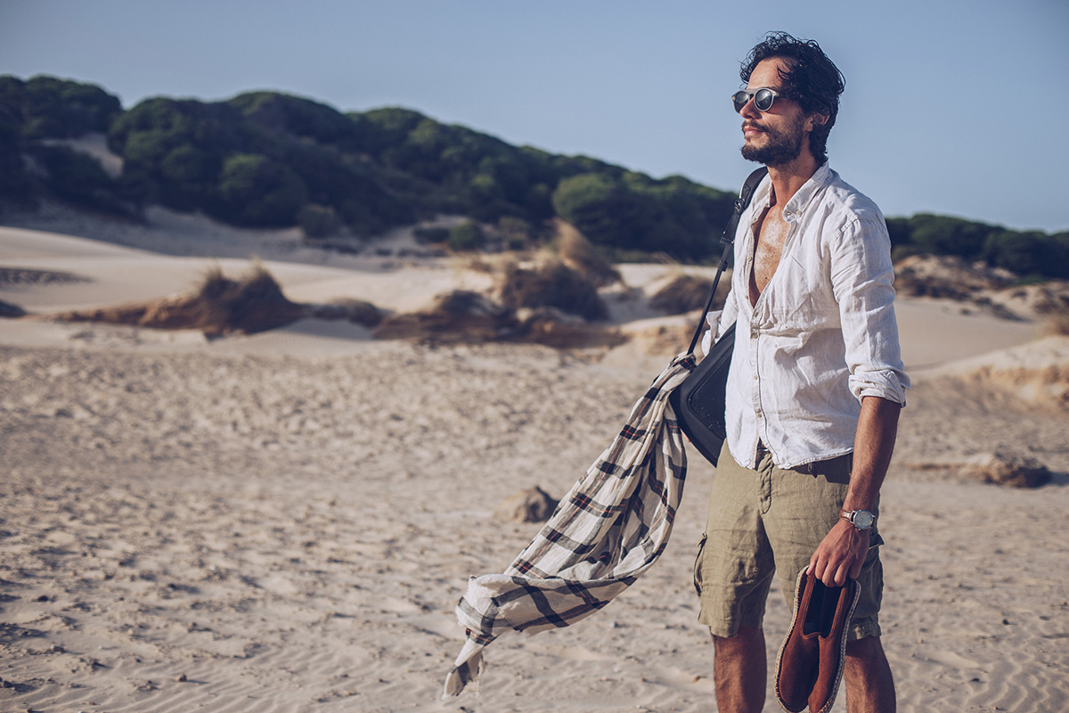 hombre usando bermudas en la playa