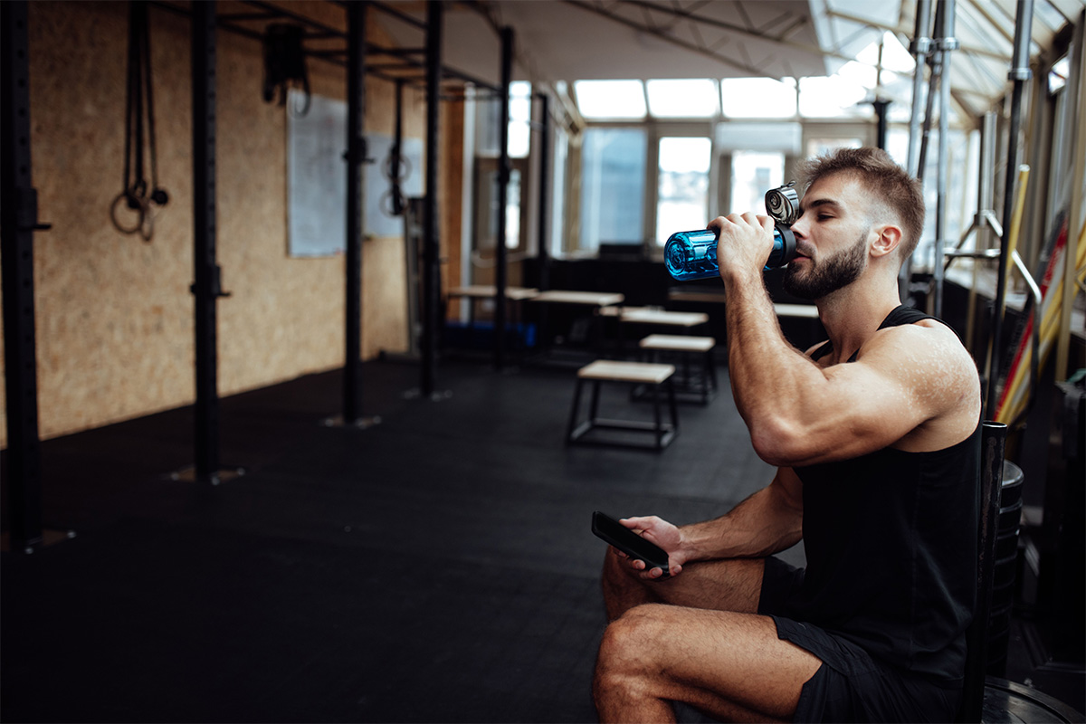 hombre tomando creatina en el gimnasio