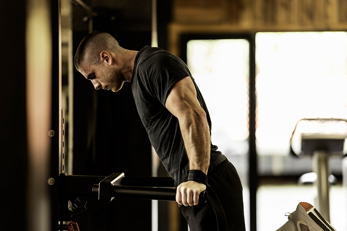 hombre haciendo fondos en el gimnasio