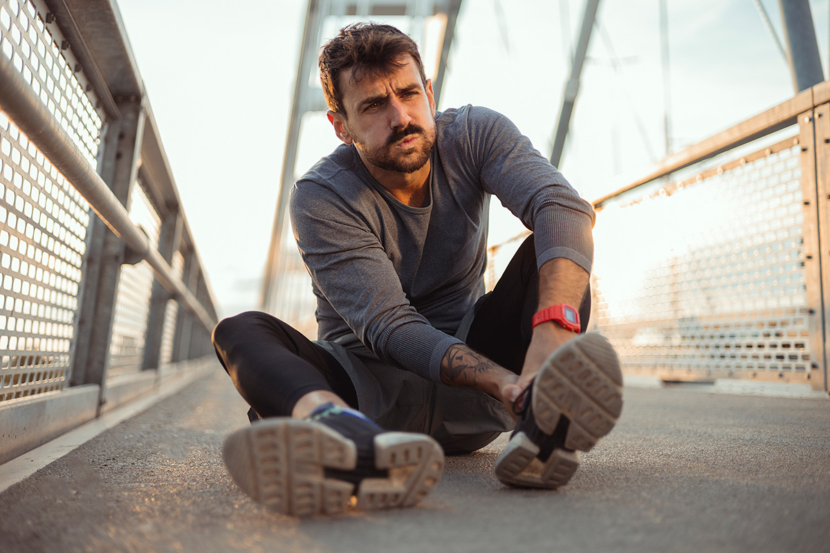 hombre con problemas de fascitis plantar