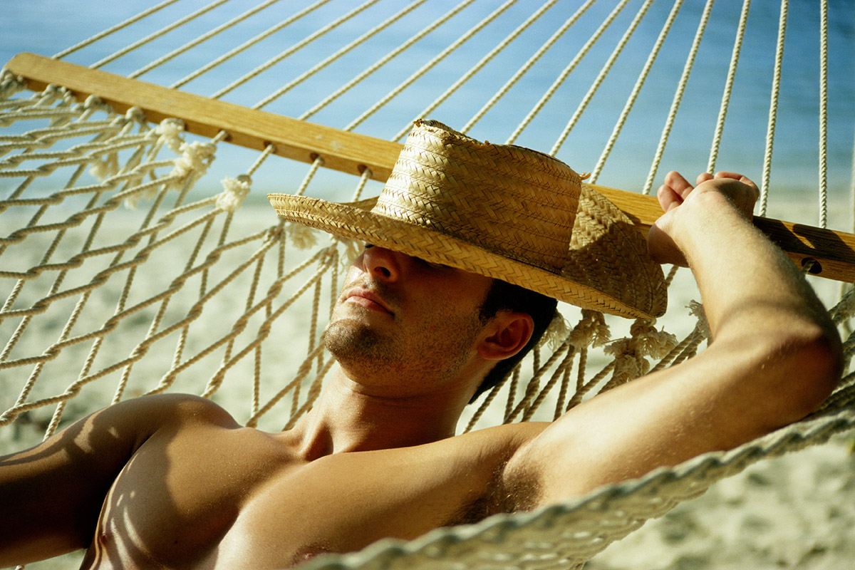 hombre disfrutando del verano