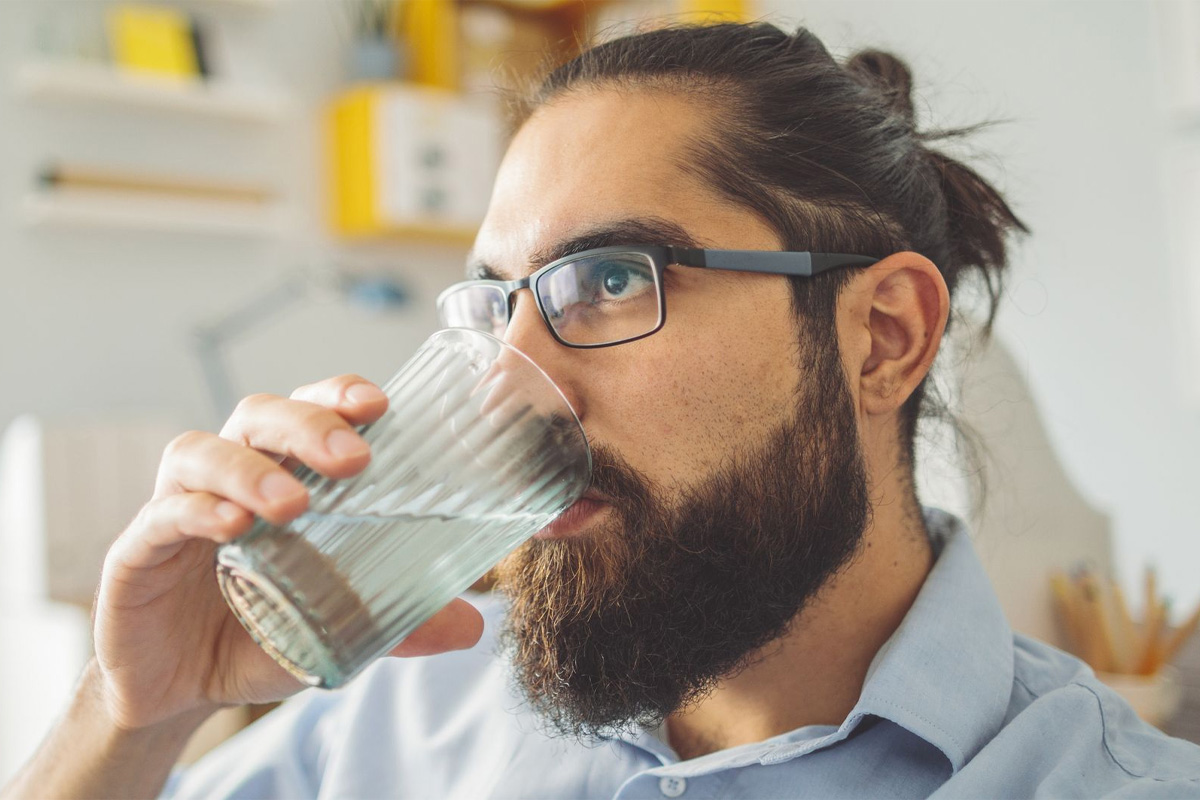 hombre haciendo ayuno intermitente