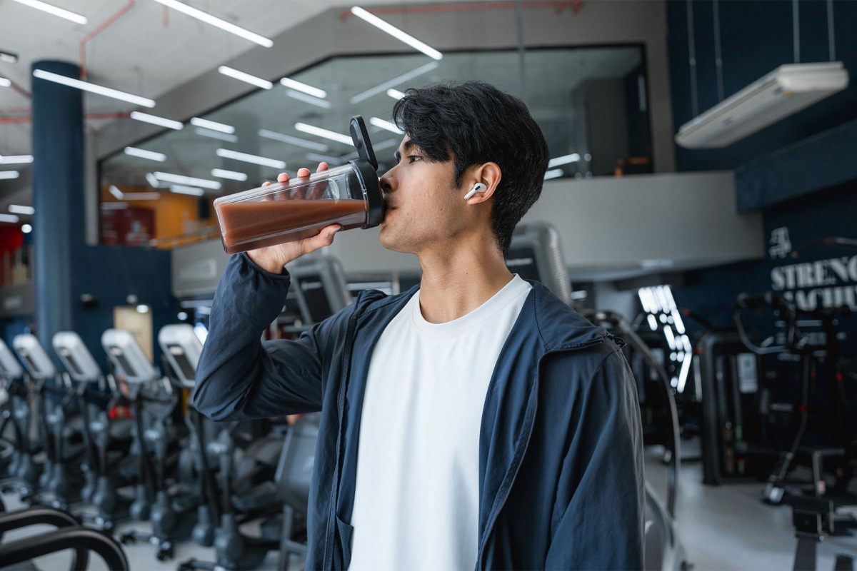 hombre tomando un suplemento pre-entrenamiento