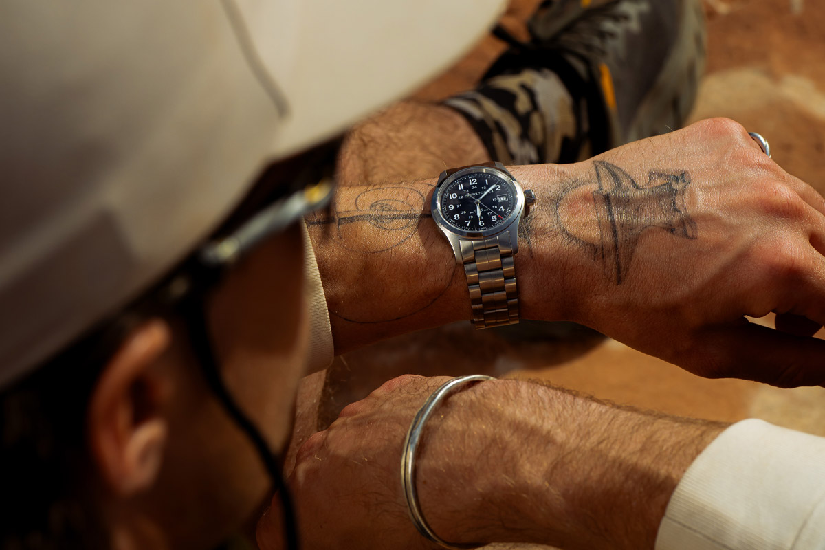 hombre utilizando un hamilton de la nueva familia khaki