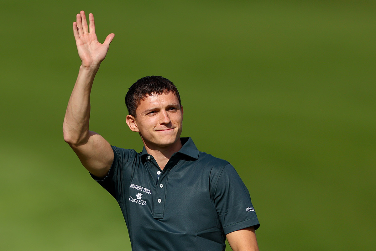 tom holland saludando