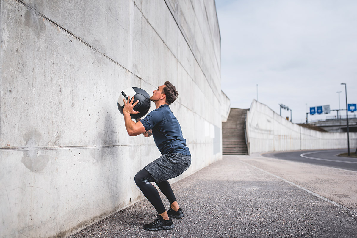 hombre haciendo wall ball