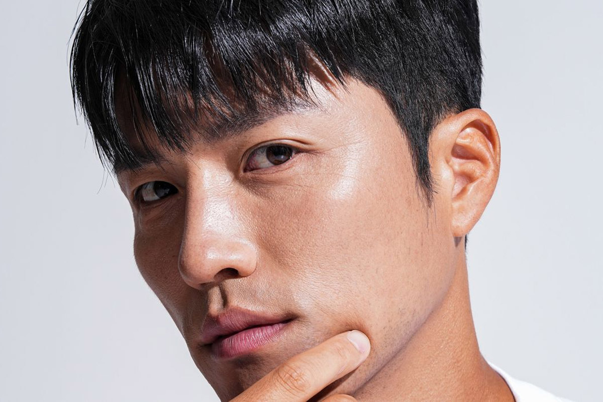 hombre realizando su rutina de skincare