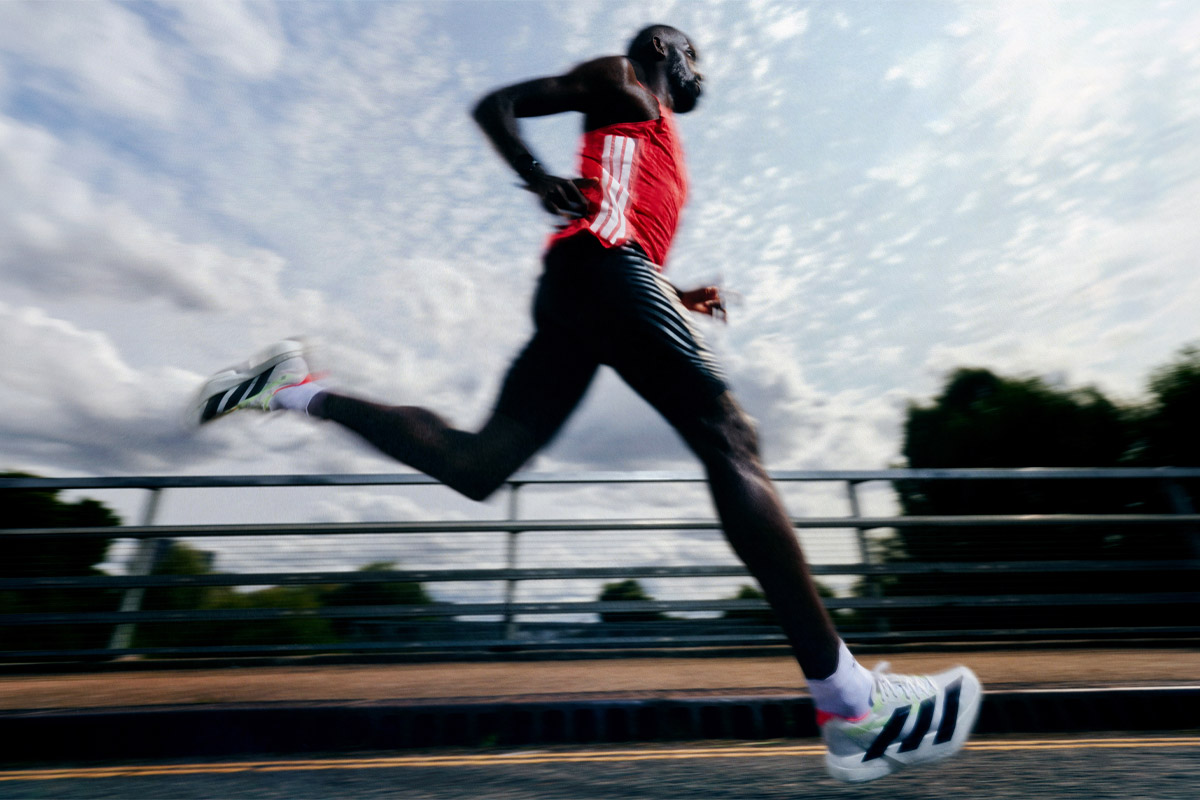 hombre corriendo con tenis adidas