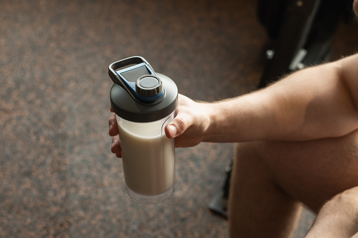 hombre tomando un licuado de proteína posentrenamiento