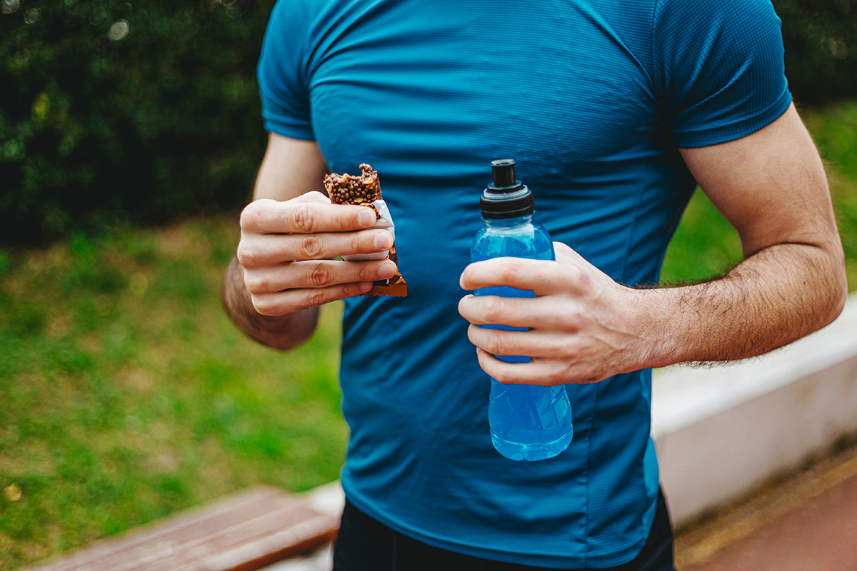 hombre comiendo barrita de proteína