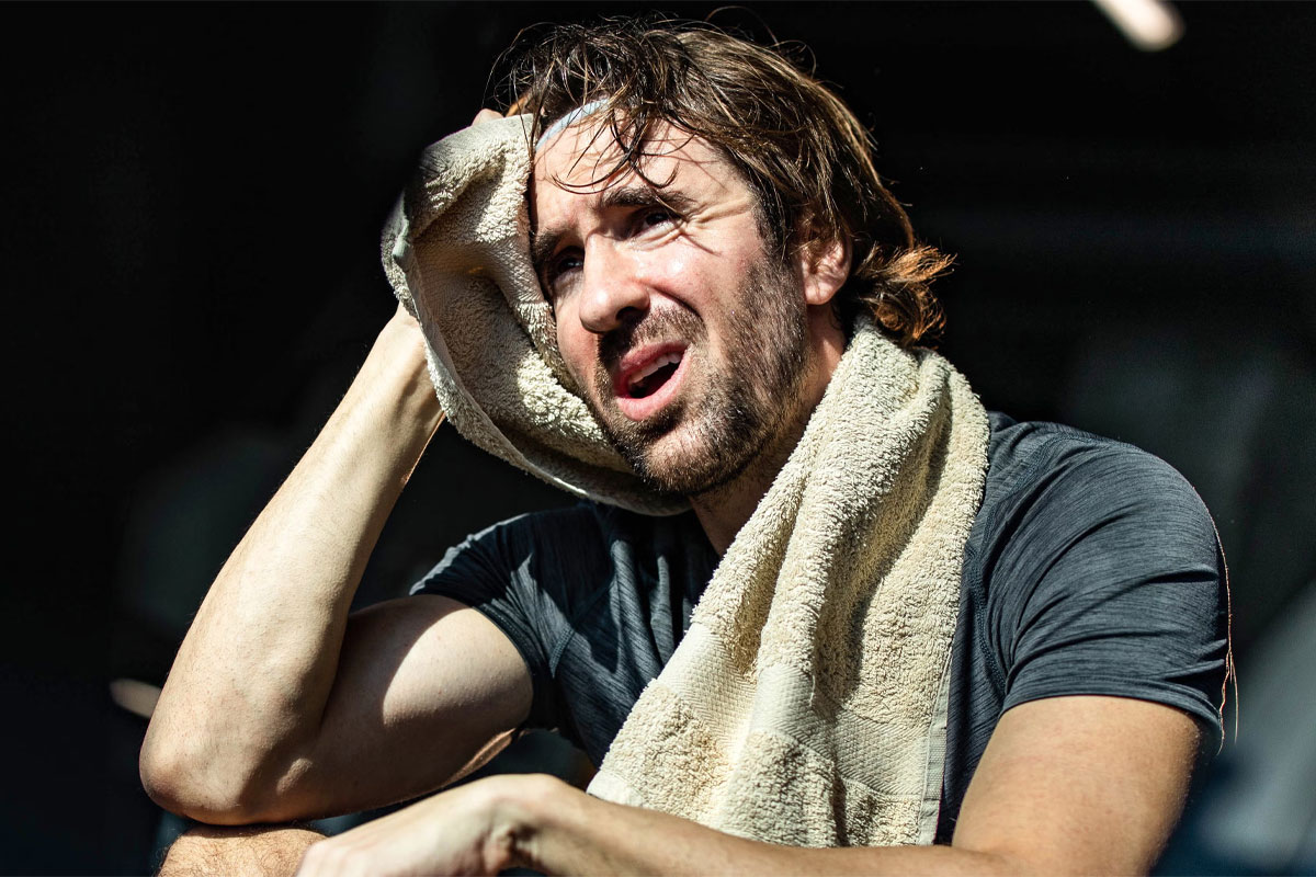 hombre sudando después de entrenar